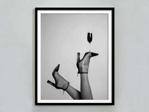 Champagne Heels – Fashion plakat i sort/hvid med champagneglas balanceret på high heels