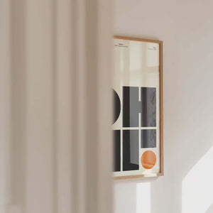 Grafisk typografi plakat med geometriske former i sort og creme med orange detalje