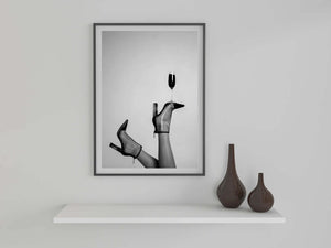 Champagne Heels – Fashion plakat i sort/hvid med champagneglas balanceret på high heels