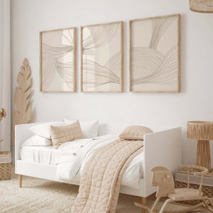 Moderne billedvæg med tre neutrale plakater i beige toner og abstrakte linjer
