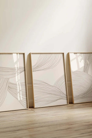 Moderne billedvæg med tre neutrale plakater i beige toner og abstrakte linjer