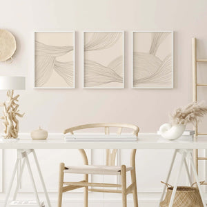 Moderne billedvæg med tre neutrale plakater i beige toner og abstrakte linjer