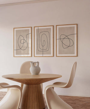 Moderne billedvæg med tre abstrakte line art plakater i beige og sort