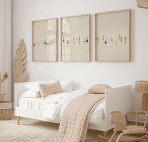 Moderne billedvæg med tre neutrale plakater med små figurer i beige toner