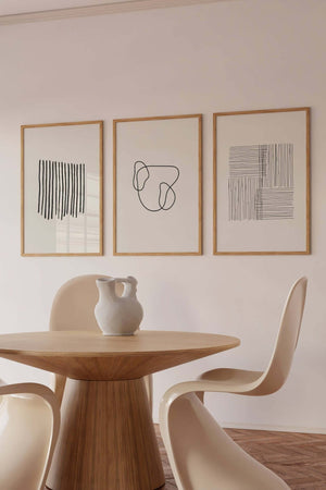 Minimalistisk billedvæg med tre moderne line art plakater i sort og hvid
