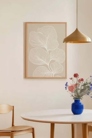 Moderne boho plakat med abstrakte blade i beige og neutrale toner