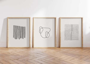 Minimalistisk billedvæg med tre moderne line art plakater i sort og hvid