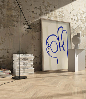 Grafisk plakat med håndtegnet OK-symbol i blå linjer på lys baggrund