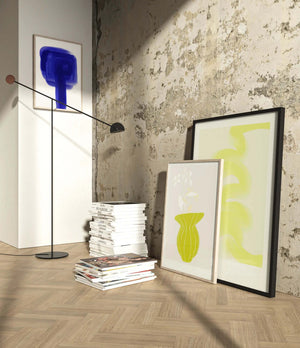 Plakat med grøn organisk form og fine linjer på lys baggrund i moderne indretning