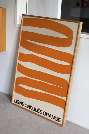 Grafisk plakat med bølgende orange former på lys baggrund i moderne indretning