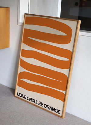 Grafisk plakat med bølgende orange former på lys baggrund i moderne indretning