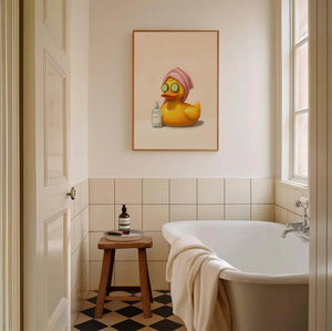 Illustreret plakat af en badeand i spa med pink håndklæde og agurkeskiver på øjnene – humoristisk vægkunst til badeværelset