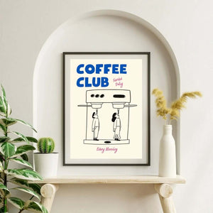 Humoristisk Coffee Club plakat med illustration af kaffemaskine og to personer samt teksten ‘Served Daily’ og ‘Every Morning’.