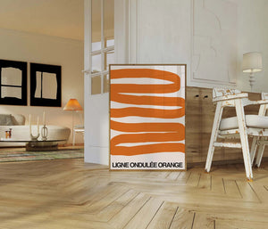 Grafisk plakat med bølgende orange former på lys baggrund i moderne indretning