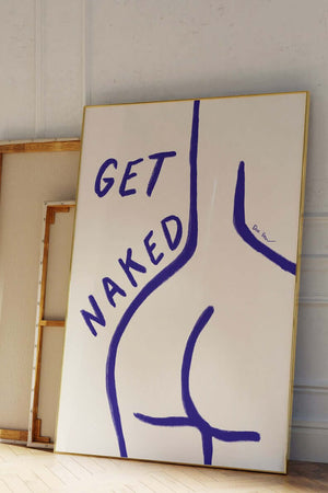 Feministisk plakat med blå line art af kvindekrop og teksten “Get Naked” i minimalistisk og moderne kunststil