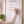 Ugens madplan plakat i beige design med indkøbsliste og noter til køkkenet