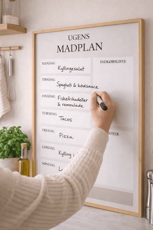 Ugens madplan plakat i beige design med indkøbsliste og noter til køkkenet
