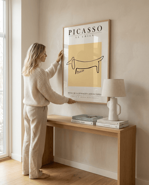 Picasso Le Chien er en farverig og unik plakat, der vil være en fantastisk tilføjelse til enhver indretning. 