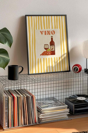 Retro vin plakat med teksten VINO, rødvinsflaske og gule striber – moderne køkkenplakat til spiseplads