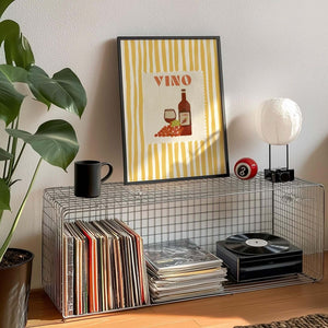 Retro vin plakat med teksten VINO, rødvinsflaske og gule striber – moderne køkkenplakat til spiseplads