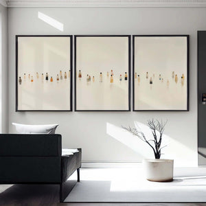 Moderne billedvæg med tre neutrale plakater med små figurer i beige toner