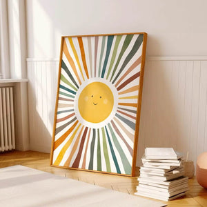 Solstråle Plakat med farverig og lysende sol, ideel til børneværelset. Skaber en positiv og energisk stemning i rummet
