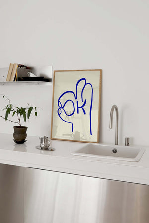 Grafisk plakat med håndtegnet OK-symbol i blå linjer på lys baggrund