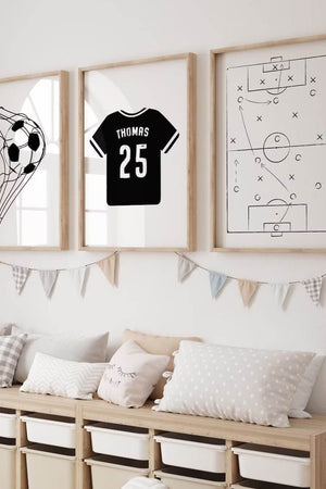 Find den perfekte fodboldplakat til dit hjem. Udforsk unikke fodbold- og sportsplakater, der tilføjer energi og stil til din vægindretning. Køb nu! 