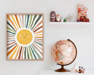 Solstråle Plakat med farverig og lysende sol, ideel til børneværelset. Skaber en positiv og energisk stemning i rummet