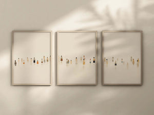 Moderne billedvæg med tre neutrale plakater med små figurer i beige toner