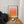 Minimalistisk plakat med orange farveovergange inspireret af solnedgang i moderne indretning