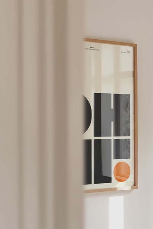 Grafisk typografi plakat med geometriske former i sort og creme med orange detalje