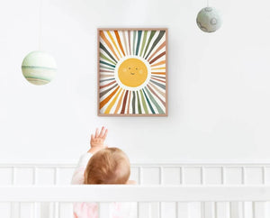 Solstråle Plakat med farverig og lysende sol, ideel til børneværelset. Skaber en positiv og energisk stemning i rummet