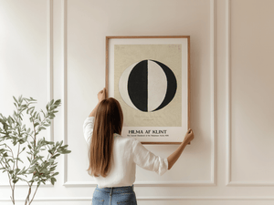 The Current Standpoint of the Mahatmas plakat – Hilma af Klint abstrakt kunstplakat med sort og hvid cirkelmotiv