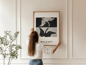 Swan Duality plakat – Hilma af Klint kunstplakat med sort og hvid svanemotiv