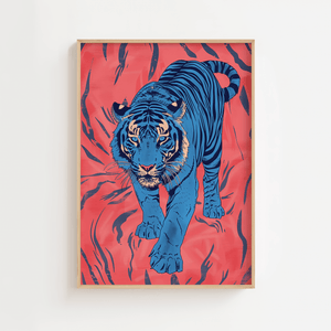 Japansk tiger plakat med blå tiger på rød baggrund i moderne asiatisk kunststil.