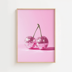 Disco cherry plakat med pink kirsebær i spejlkugle stil