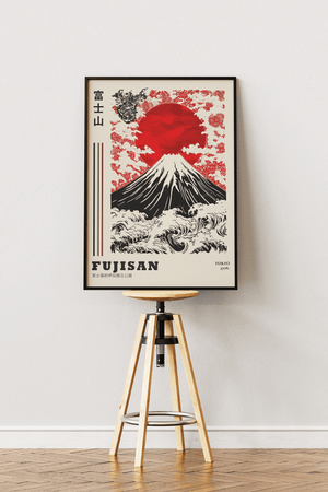 Japansk plakat med Mount Fuji, bølger og rød sol i klassisk japansk kunststil.
