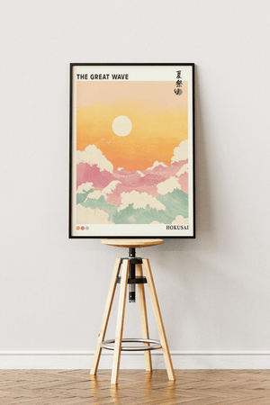 Japansk bølge plakat med solnedgang og havbølger inspireret af klassisk japansk kunst.v