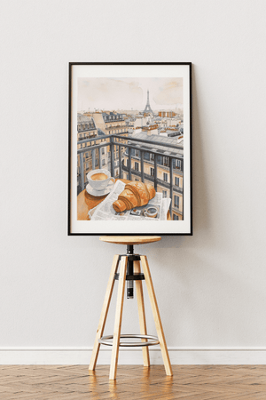 Paris breakfast plakat med croissant, kaffe og udsigt til Eiffeltårnet