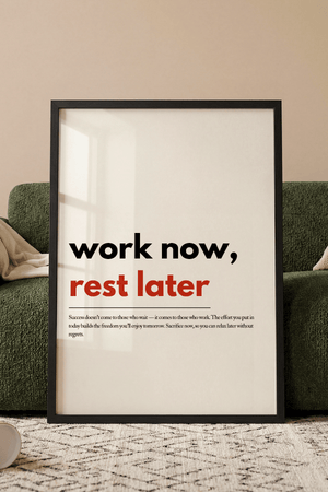 Motiverende plakat med citatet work now rest later i minimalistisk typografi.