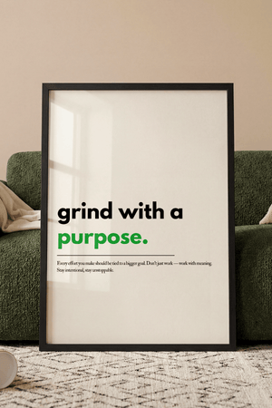 Motiverende plakat med teksten grind with a purpose hvor ordet purpose er markeret i grønt.