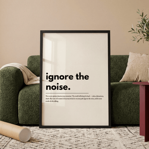 Motiverende plakat med teksten ignore the noise i minimalistisk sort typografi.