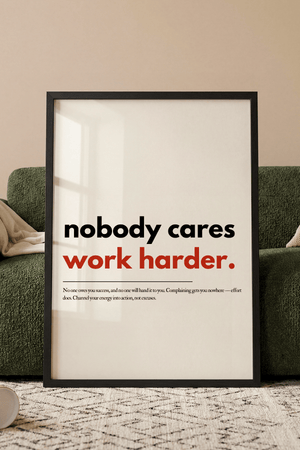 Motiverende plakat med teksten nobody cares work harder i minimalistisk typografi.
