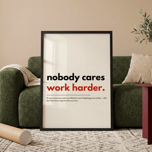 Motiverende plakat med teksten nobody cares work harder i minimalistisk typografi.