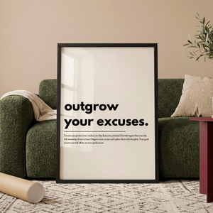 Motiverende plakat med teksten outgrow your excuses i minimalistisk sort typografi.