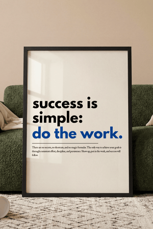 Motiverende plakat med teksten success is simple do the work hvor do the work er markeret i blå.