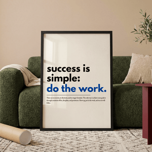 Motiverende plakat med teksten success is simple do the work hvor do the work er markeret i blå.