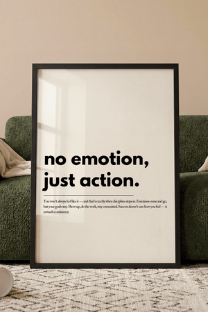 Motiverende plakat med teksten no excuses no shortcuts just effort and discipline i minimalistisk sort typografi.