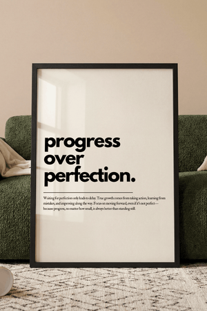 Motiverende plakat med teksten progress over perfection i minimalistisk sort typografi.